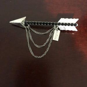 Tuleste Arrow Chain Pin with Black Rhinestones